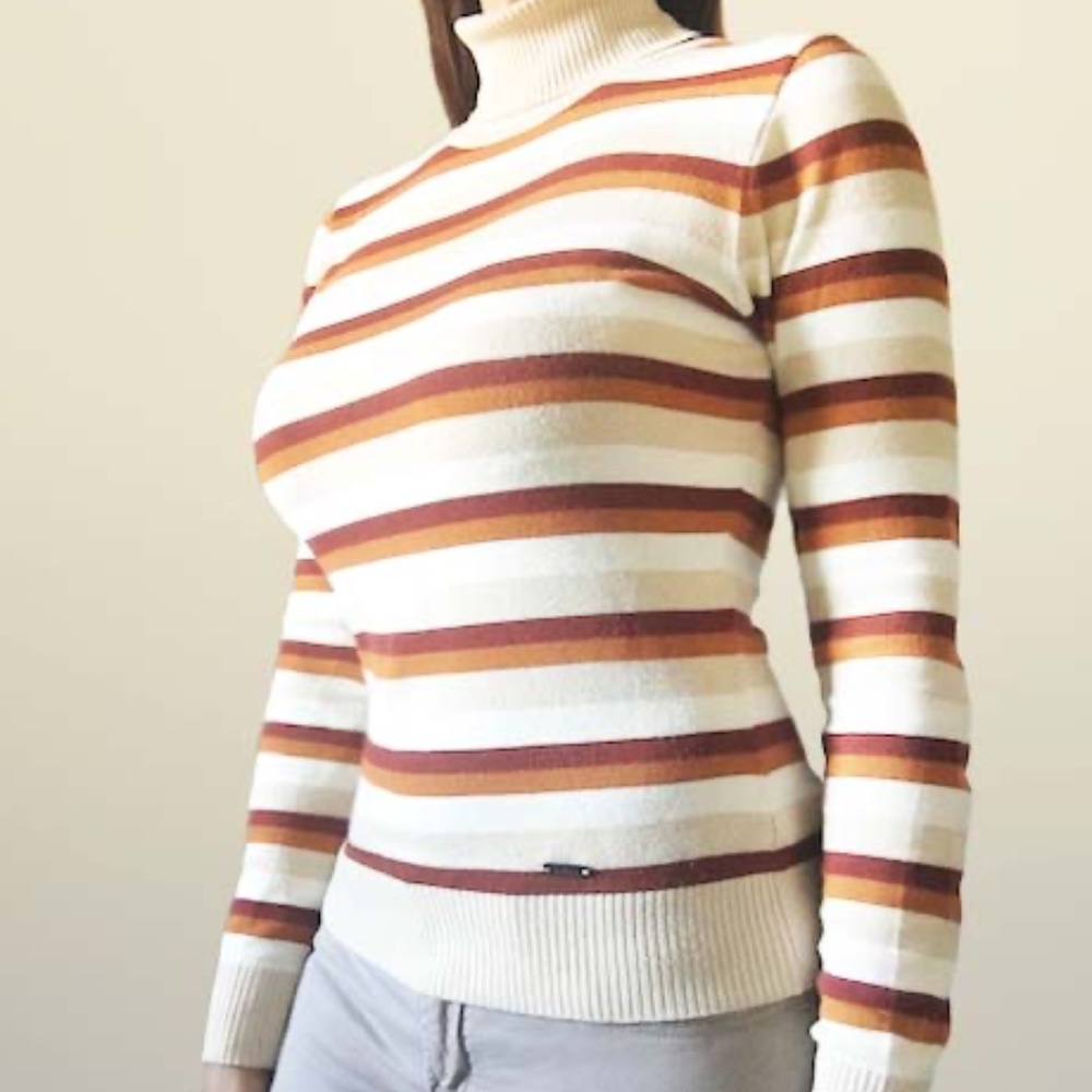 TEN YARDS Retro Stripe Turtleneck